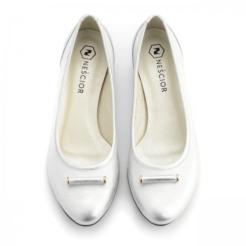 Biało-srebrne skórzane baleriny z ozdobą na przodzie 57L