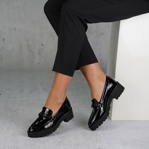 Czarne lakierowane mokasyny na grubym spodzie 240E
