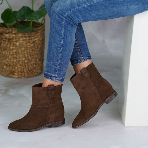 Brązowe welurowe botki z ukrytym koturnem 27B