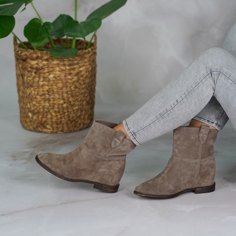 Welurowe botki koloru mocca z ukrytym koturnem 27B