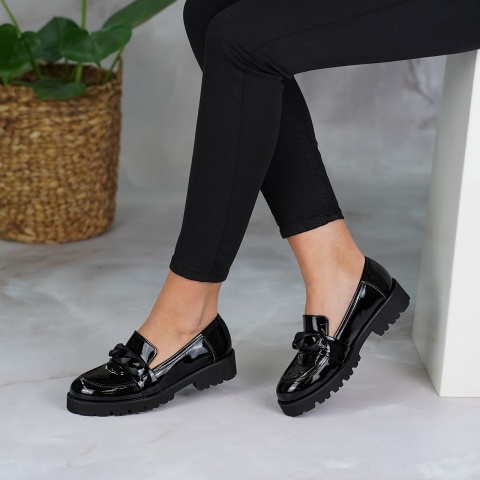 Czarne lakierowane mokasyny na lekkiej podeszwie 247A