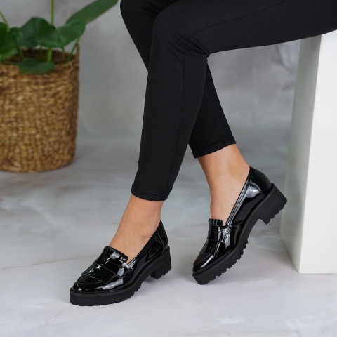 Czarne lakierowane półbuty na grubej podeszwie 240Y