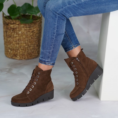 Brązowe welurowe botki na niskim koturnie 283A