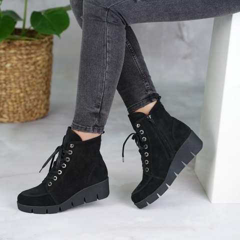 Czarne welurowe botki na niskim koturnie 283A