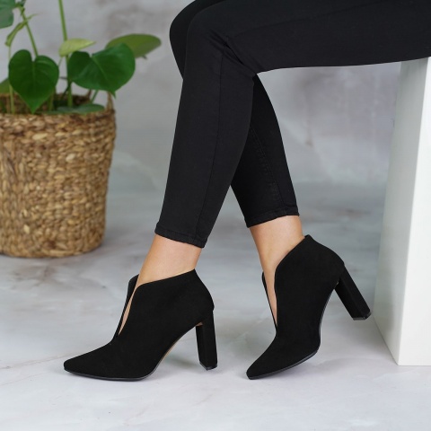 Czarne zamszowe botki z rozcięciem na przodzie na słupku 107B
