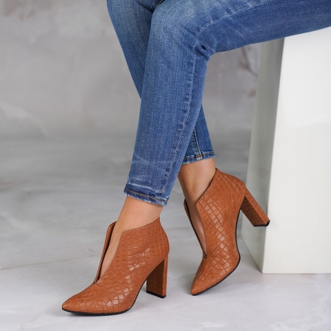 Rude skórzane botki w krokodyli wzór z rozcięciem na przodzie na słupku 107B