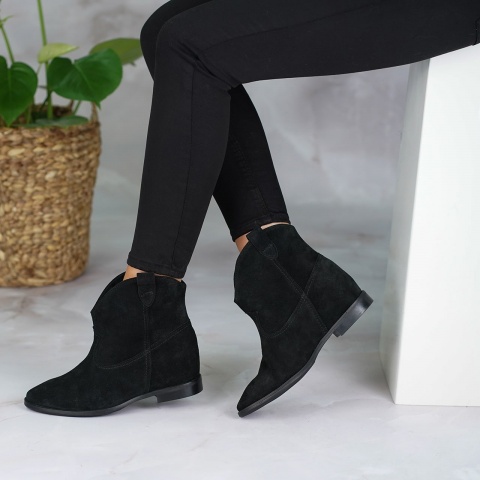 Czarne welurowe botki z ukrytym koturnem 27D