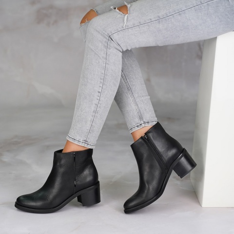 Czarne nubukowe botki