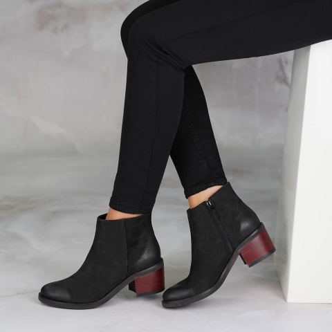 Czarne nubukowe botki