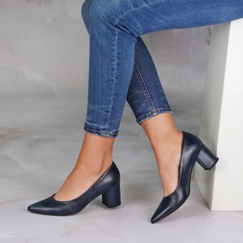 Granatowe skórzane czółenka na niskim słupku