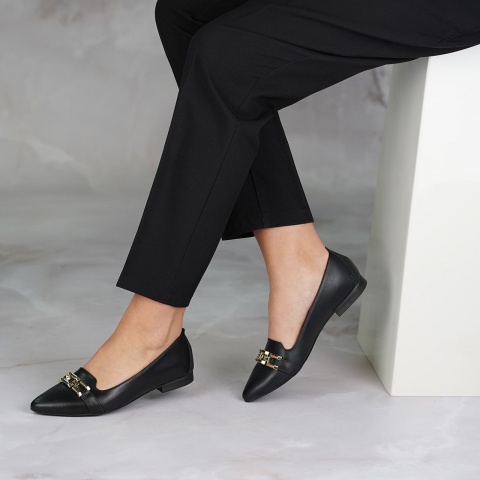 Czarne skórzane baleriny z ozdobą 263T