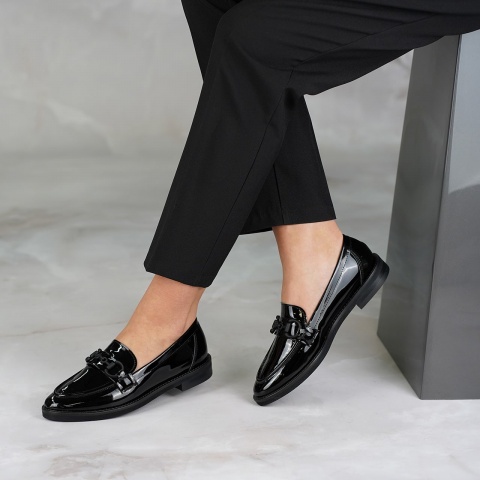 Czarne lakierowane półbuty z ozdobą 44H