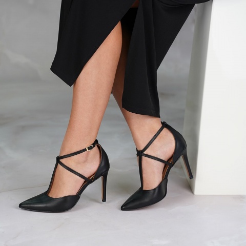 Czarne skórzane szpilki z paseczkami 107W