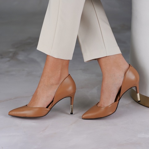 Damskie karmelowe skórzane czółenka na złotej szpilce 112Y