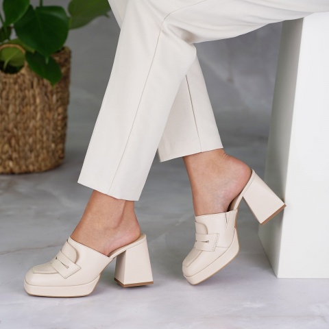 Beżowe skórzane klapki na obcasie bez pięty 211K