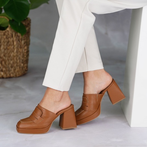 Koniakowe skórzane klapki na obcasie bez pięty 211K