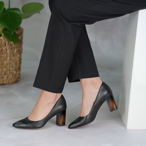 Czarne czółenka z bursztnowym obcasem 78W