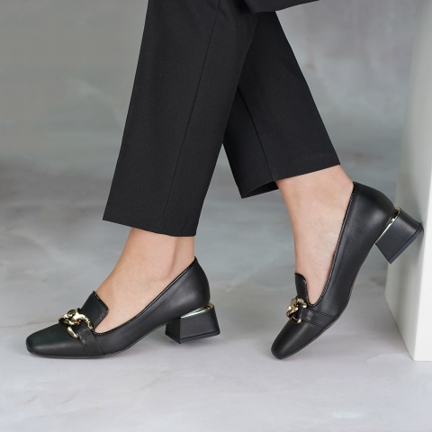 Czarne skórzane czółenka z łańcuchem 255A