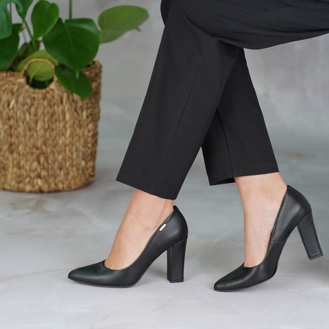 Czarne skórzane czółenka na wysokim słupku