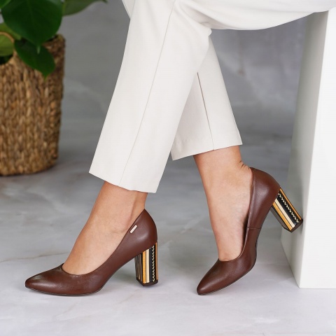 Brązowe czółenka na kolorowym słupku 78D1