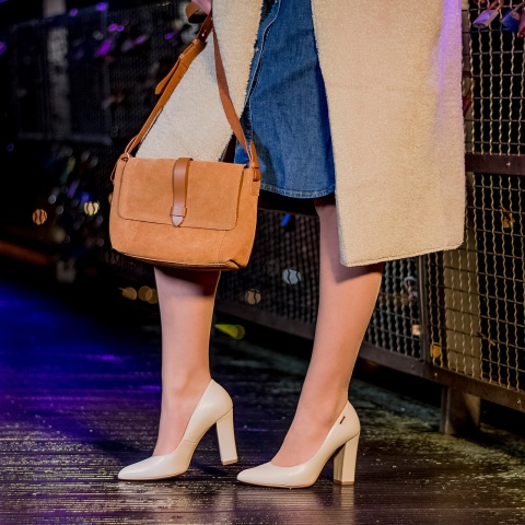 Beżowe skórzane czółenka na wysokim słupku