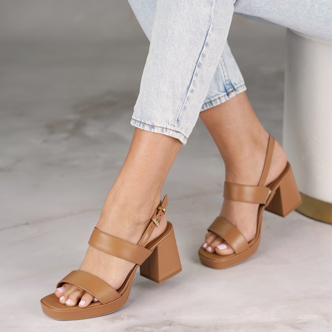 Karmelowe skórzane sandały na klocku 135P