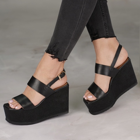 Czarne sandały na koturnie 250F