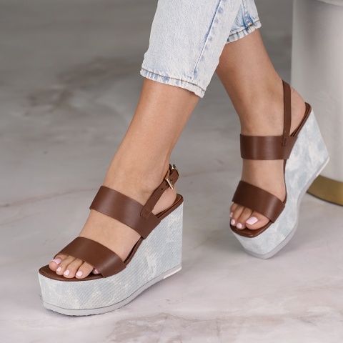 Brązowe sandały na koturnie 250F