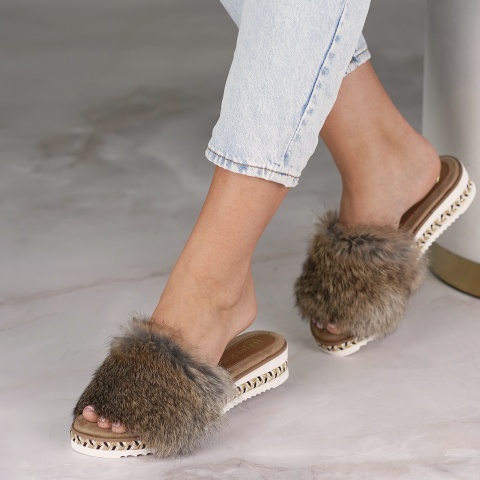 Beżowe klapki z futerkiem 216D