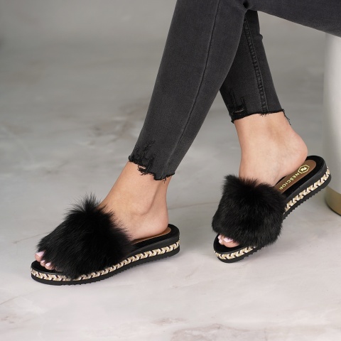 Czarne klapki z futerkiem 216D