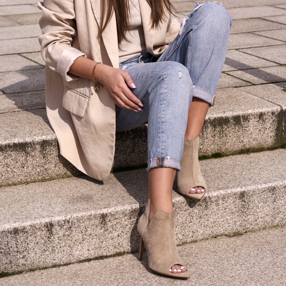 Beżowe welurowe botki peep toe 121V