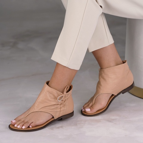 Ciemnobeżowe skórzane zabudowane sandały PSL3370