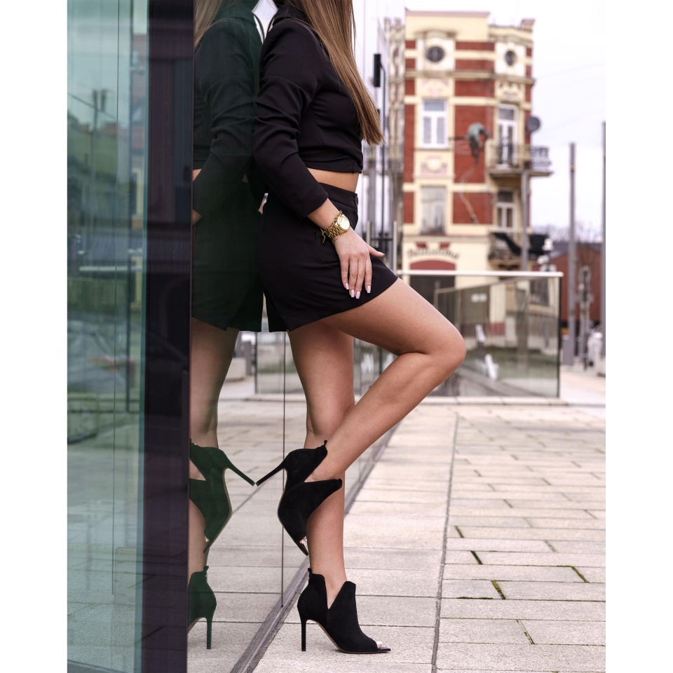 Czarne welurowe botki peep toe 121V
