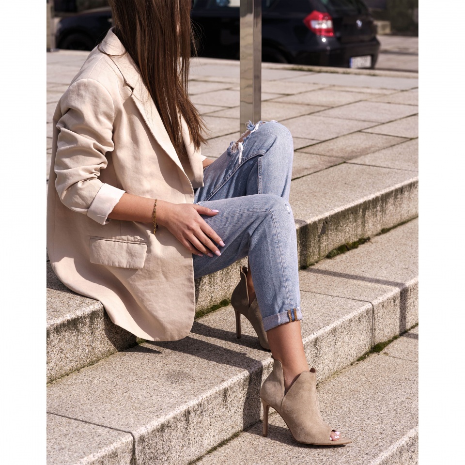 Beżowe welurowe botki peep toe 121V