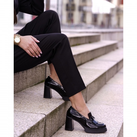 Czarne lakierowane półbuty na masywnym obcasie 285F