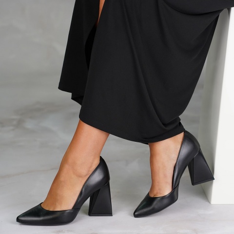 Czarne czółenka na trójkątnym obcasie 111E