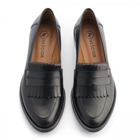 Czarne skórzane mokasyny  z ozdobnymi frędzlami 57Y