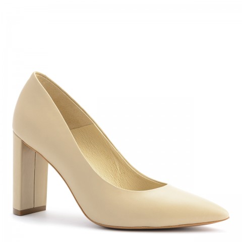 Beżowe skórzane czółenka na słupku 107C