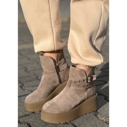 Kawowe welurowe botki na koturnie 254P