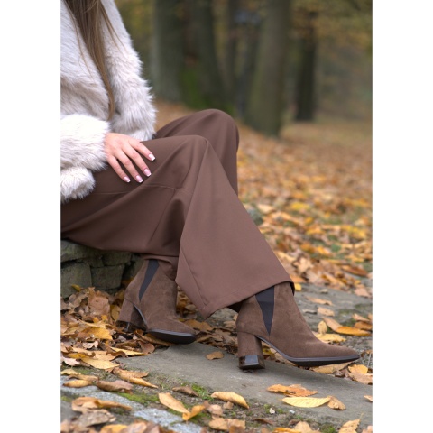 Brązowe welurowe botki na bursztynowym obcasie 42S