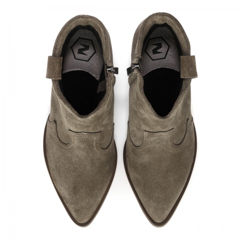 Kawowe welurowe botki na ściętym obcasie 42W