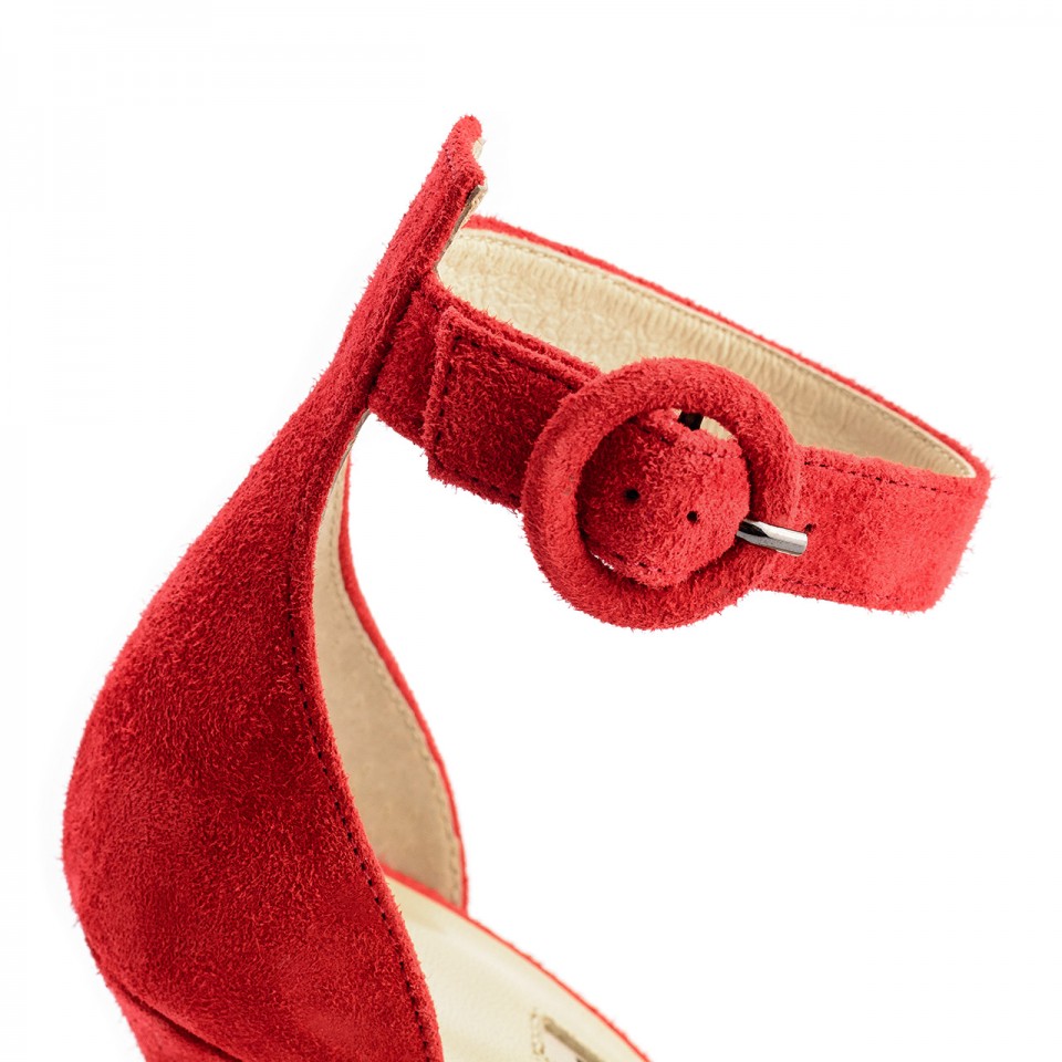 Czerwone zamszowe szpilki sandały zapinane wokół kostki