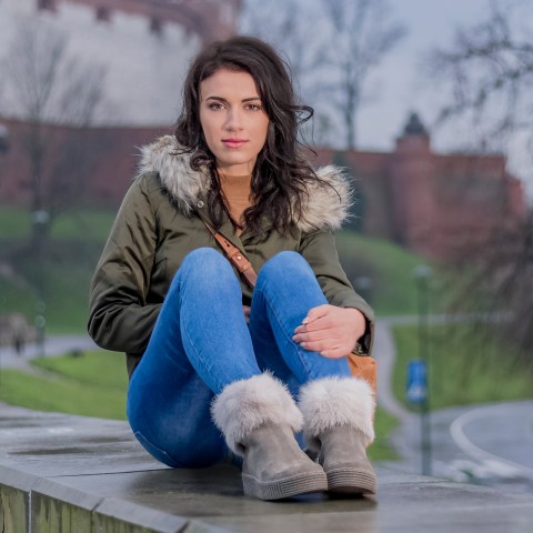 Brązowo zielone płaskie zamszowe botki z futerkiem