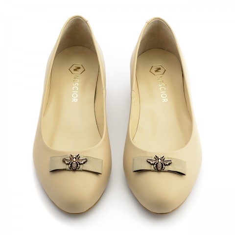 Beżowe skórzane baleriny z owadem