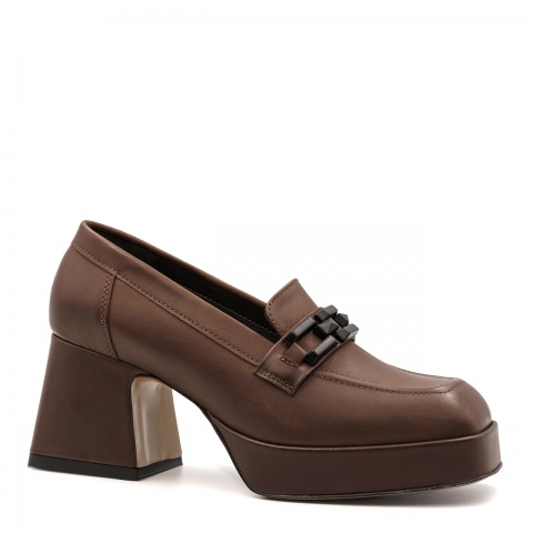 Brązowe półbuty na masywnym obcasie 127M