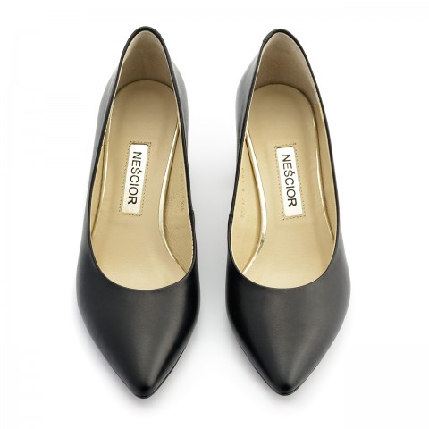 Czarne sk&oacute;rzane cz&oacute;łenka na niskim słupku 110A