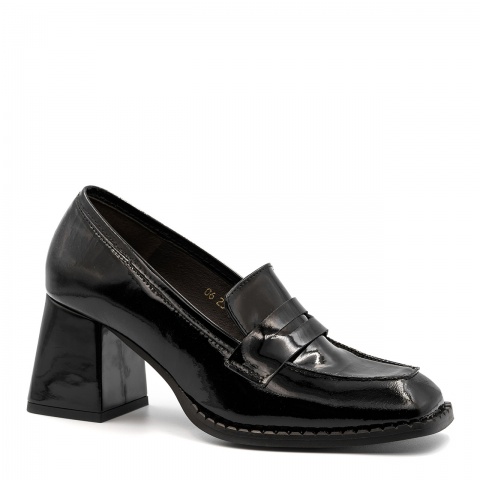 Czarne lakierowane półbuty na obcasie 211A