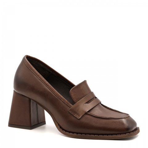 Brązowe skórzane półbuty na obcasie 211A