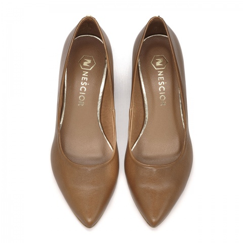 Jasnobrązowe czółenka na skośnej kaczuszce 230G