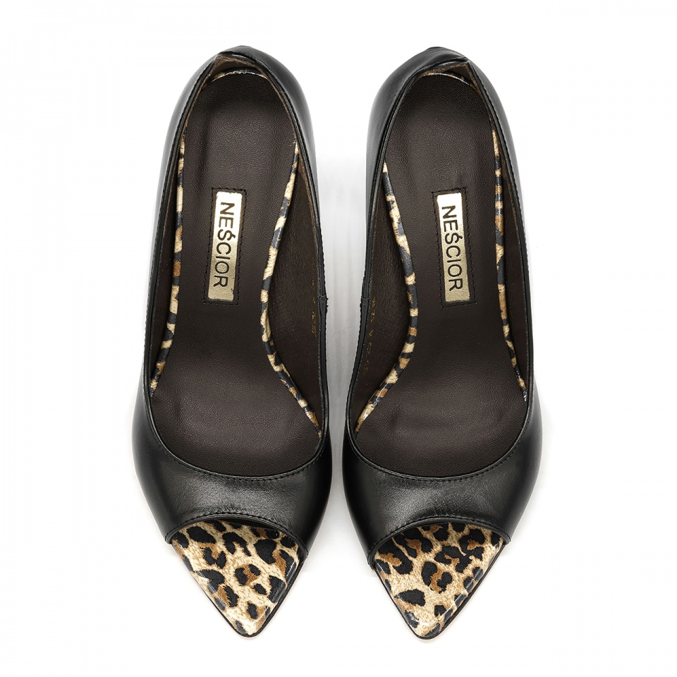 Czarne szpilki peep toe z panterą 121K